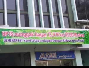 spanduk bpjs nunggak pembayaran ke RSUD Wates